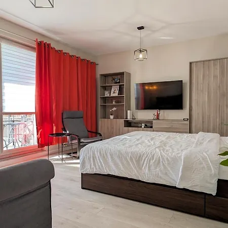 Ursus Pleasant By Bookinghost * Varsavia